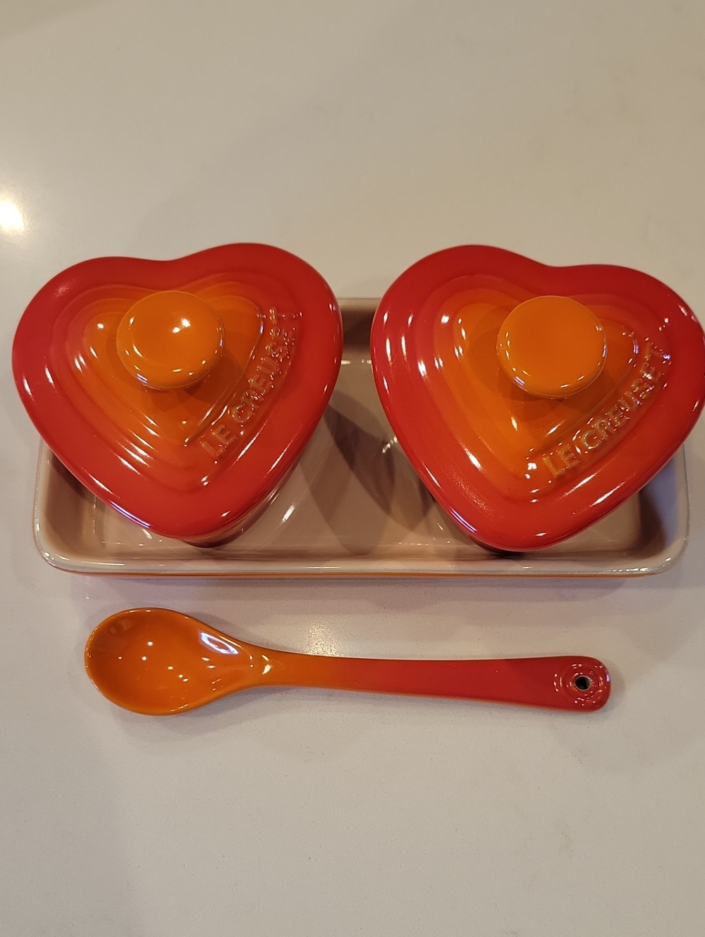 New! Le Creuset Flame Petite Heart Ramekins With Tray & Condiment Cafe Spoon